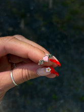 Load image into Gallery viewer, Sweetheart Daisy Ring
